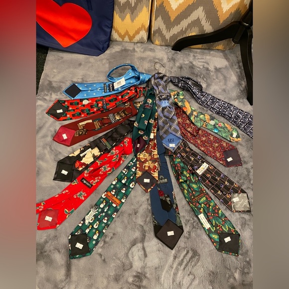 Men Christmas Ties - Variety of brands/styles - Picture 2 of 9